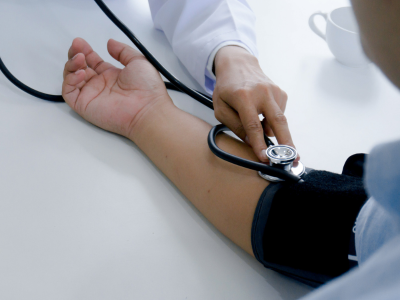 Cardiológoc controlando la hipertensión arterial de un paciente