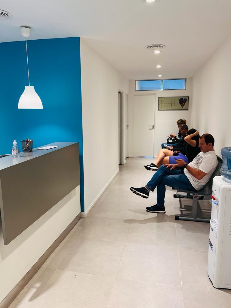personas esperando a tener su consulta cardiológica en nuestras oficinas de Pilar
