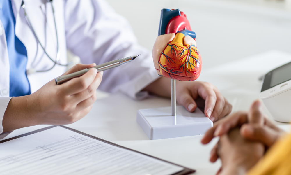 Cardiólogo explicando una enfermedad cardíaca